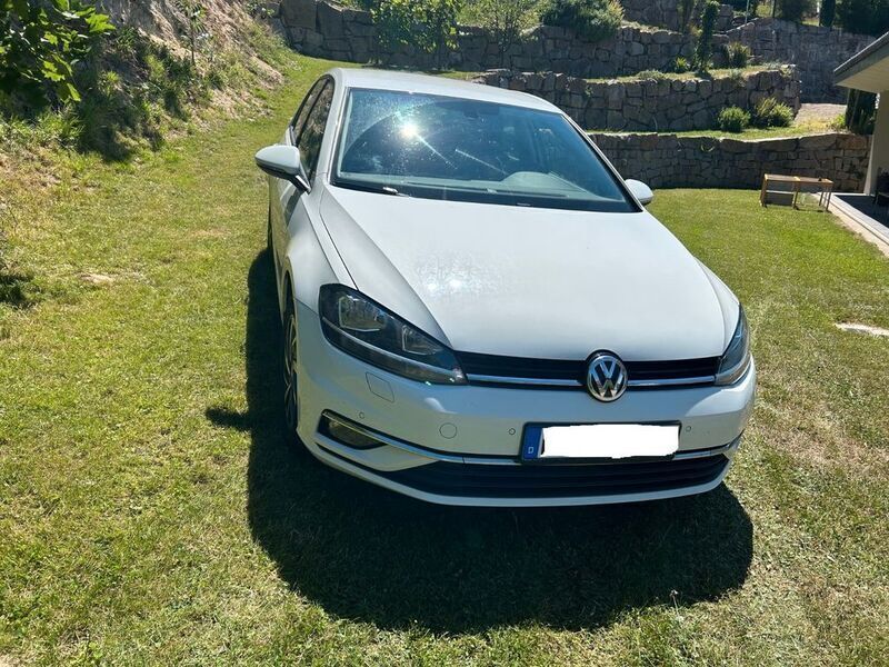 Weiß Gebraucht 2017 VW Golf VII Sound Limousine | 13.700 € (Fairer Preis) - Bild 1/4