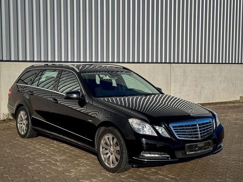 Gebraucht Mercedes E220 170 PS (125 kW) 2012 Schwarz Kombi
