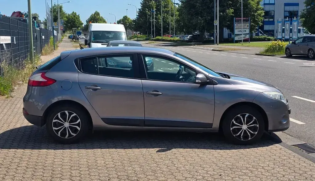 Gebraucht Renault Mégane Expression 90 PS (66 kW) 2009 Grau Limousine