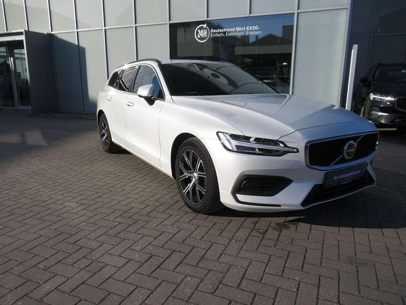 Gebraucht Volvo V60 Core 163 PS (119 kW) 2024 Crystal white pearl Kombi