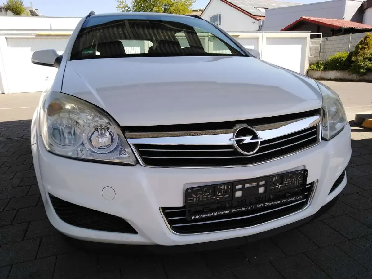 Gebraucht Opel Astra Edition 90 PS (66 kW) 2008 Casabl/arctic/eisweiss/kaolin Kombi