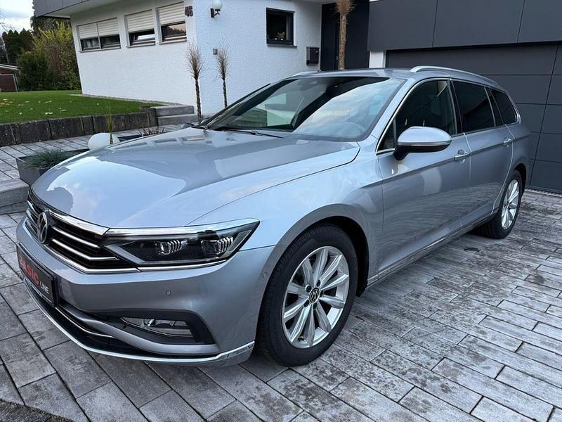 Silber Gebraucht 2022 VW Passat Elegance Kombi | 19.980 € (Teuer) - Bild 1/4