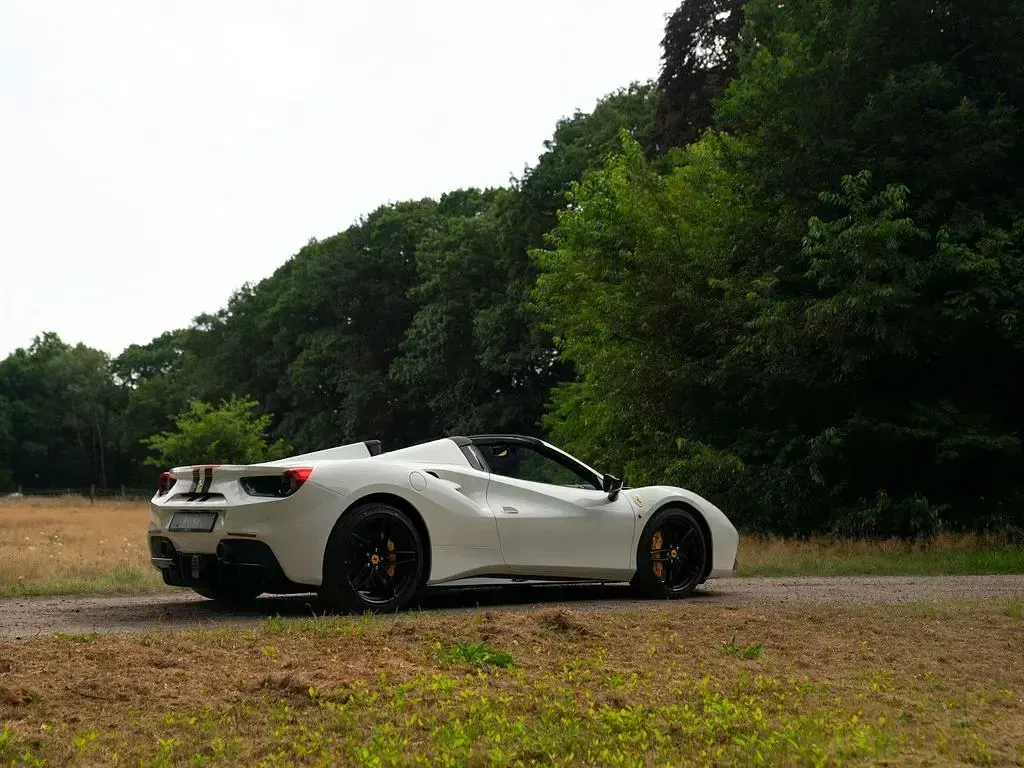 Gebraucht Ferrari 488 672 PS (494 kW) 2016 Weiß Cabrio