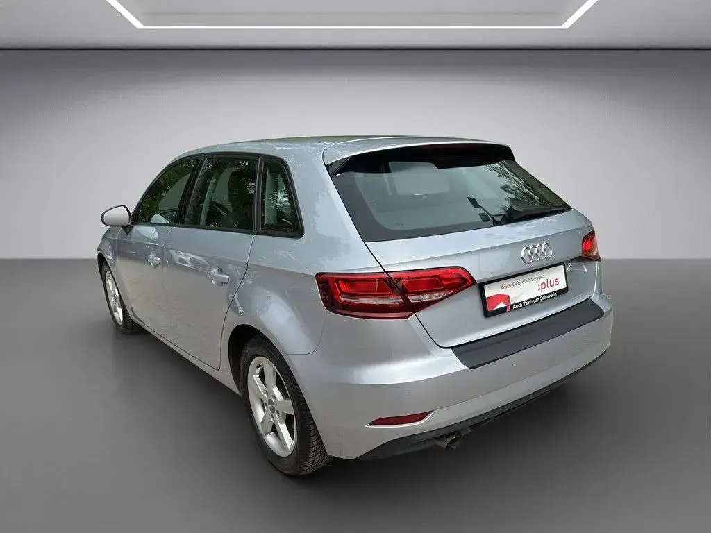 Używany Audi A3 Design 116 KM (85 kW) 2017 Srebrny Sedan/Limuzyna
