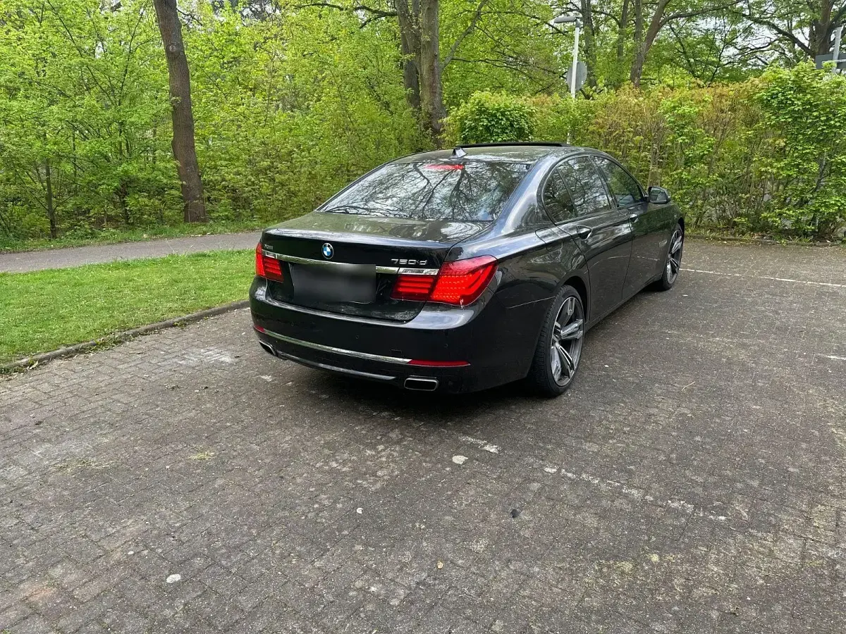 Gebraucht BMW 750 Sport Line 381 PS (280 kW) 2012 Schwarz Limousine