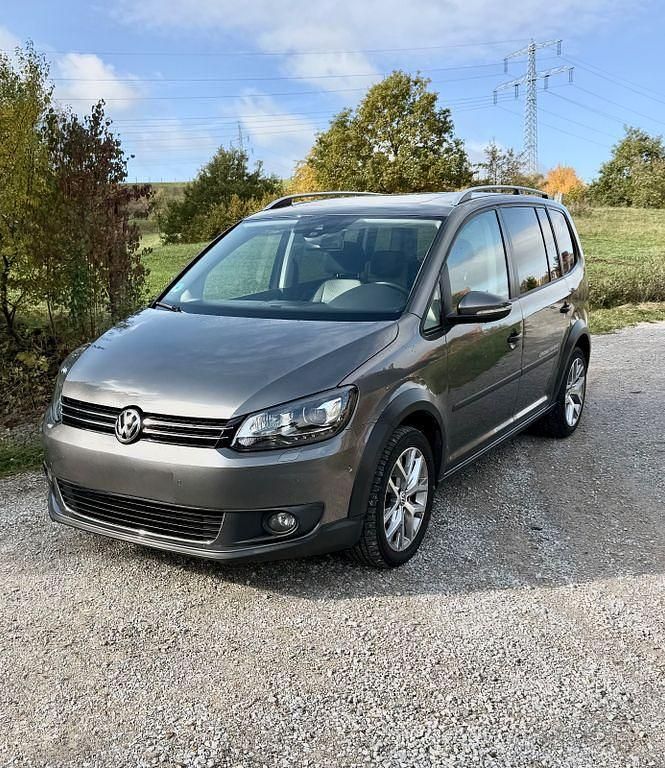 Grau Gebraucht 2014 VW Touran Cross Van / Kleinbus | 12.999 € (Etwas zu teuer) - Bild 1/4