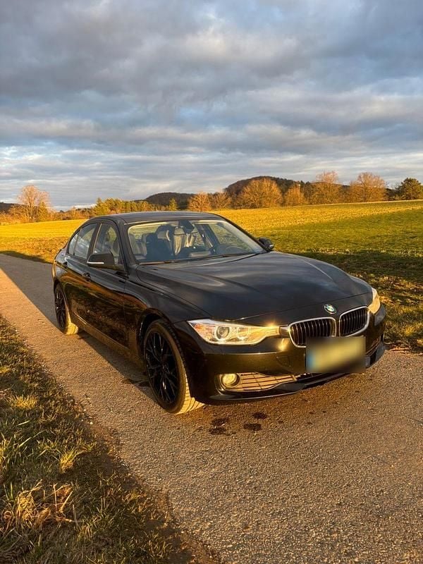 Gebraucht BMW 318 143 PS (105 kW) 2013 Schwarz Limousine