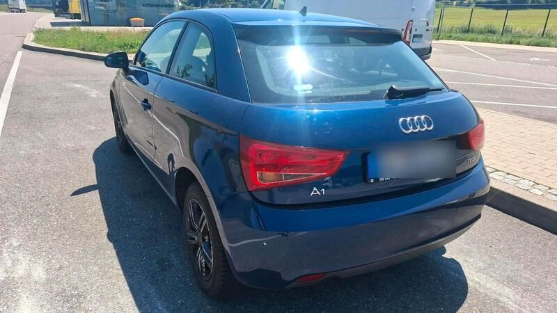 Blau Gebraucht 2011 Audi A1 Kleinwagen | 4.450 € (Fairer Preis) - Bild 1/4