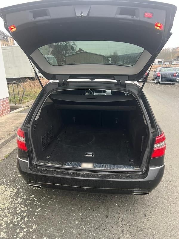 Gebraucht Mercedes E250 204 PS (150 kW) 2010 Schwarz Kombi