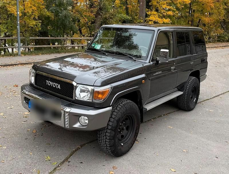 Grau Gebraucht 2018 Toyota Land Cruiser SUV | 54.000 € - Bild 1/4