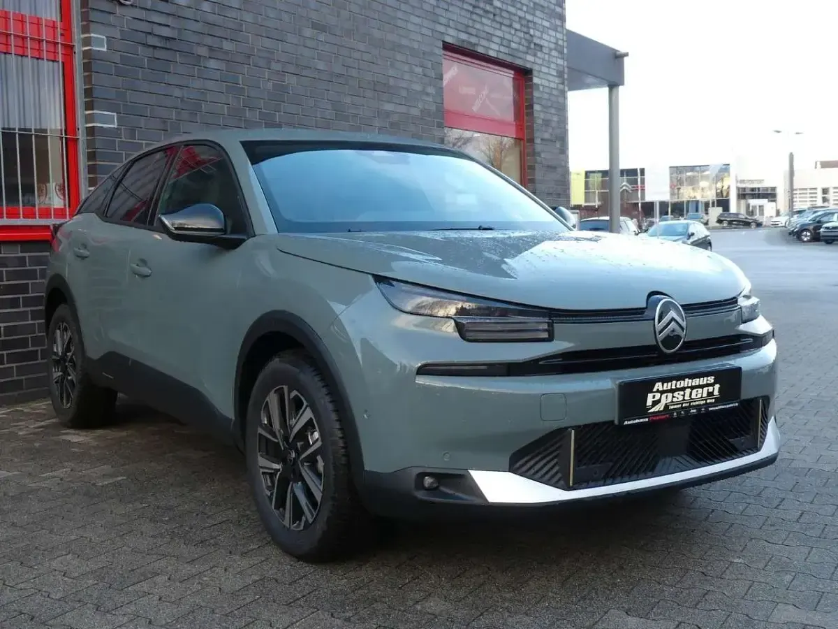 Neu Citroën C4 131 PS (96 kW) 2026 Grün Limousine