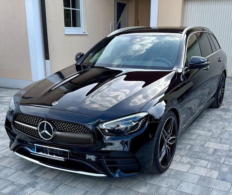Schwarz Gebraucht 2020 Mercedes E220 AMG Kombi | 35.900 € (Fairer Preis) - Bild 1/4