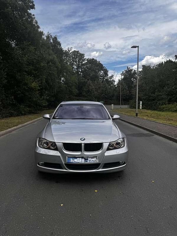 Silber Gebraucht 2005 BMW 320 Limousine | 10.000 € - Bild 1/4