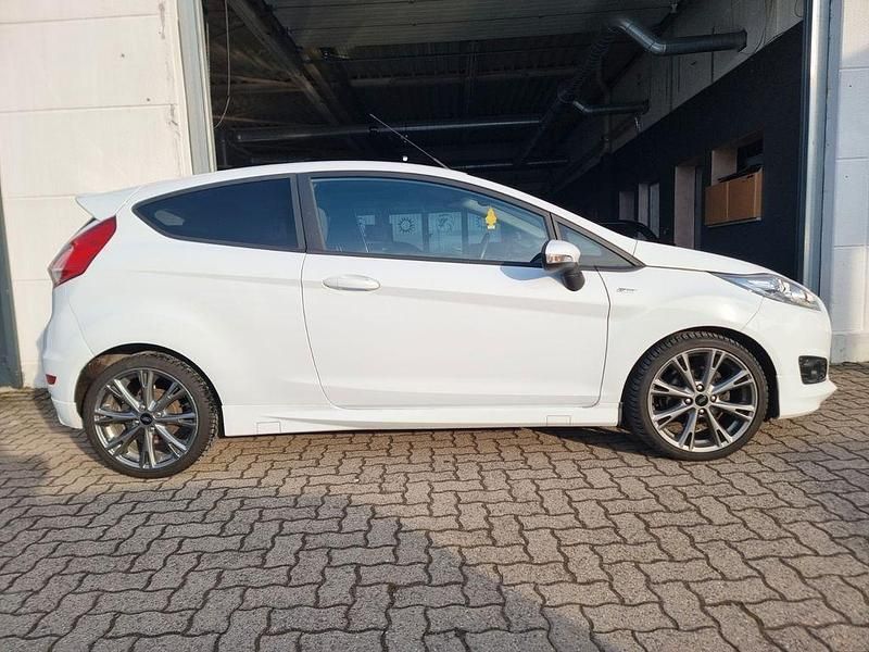 Gebraucht Ford Fiesta ST-Line 125 PS (91 kW) 2016 Frozen white Kleinwagen