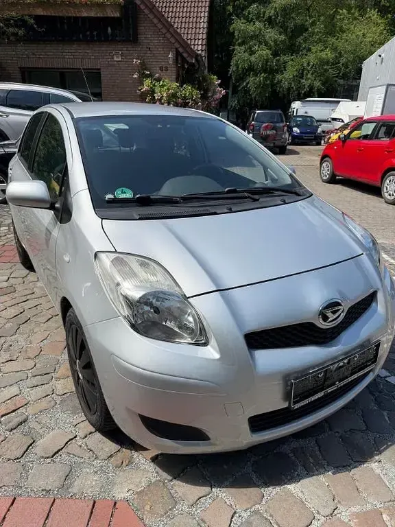 Gebraucht Daihatsu Charade 99 PS (72 kW) 2012 Silber Limousine