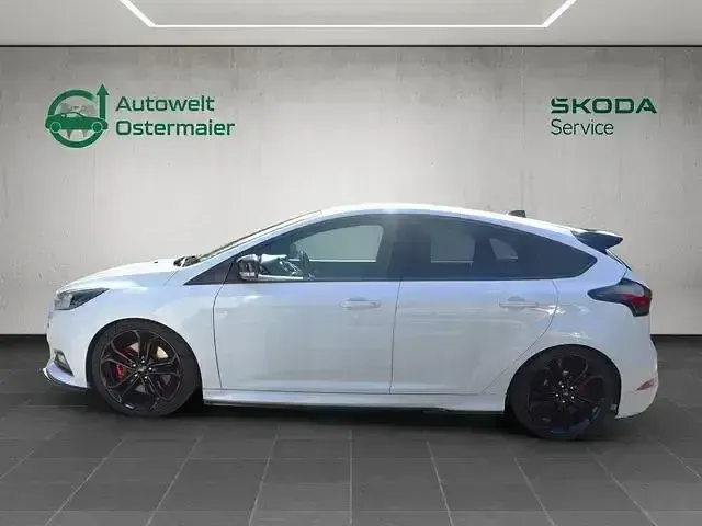 Gebraucht Ford Focus ST 250 PS (183 kW) 2018 Frostweiß Limousine