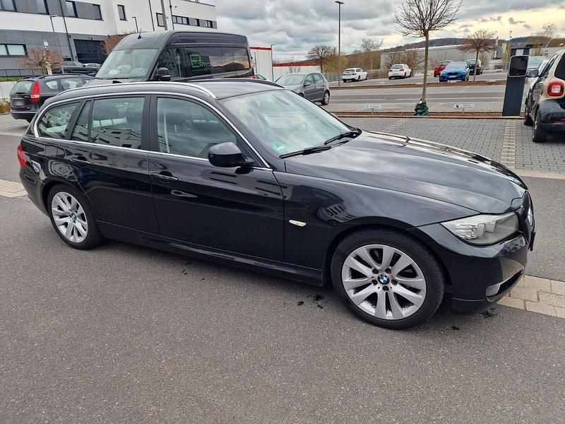 Gebraucht BMW 320 184 PS (135 kW) 2012 Schwarz Kombi
