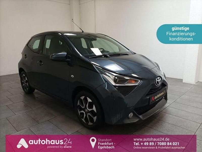 Grau Gebraucht 2021 Toyota Aygo Team Kleinwagen | 11.470 € (Fairer Preis) - Bild 1/4