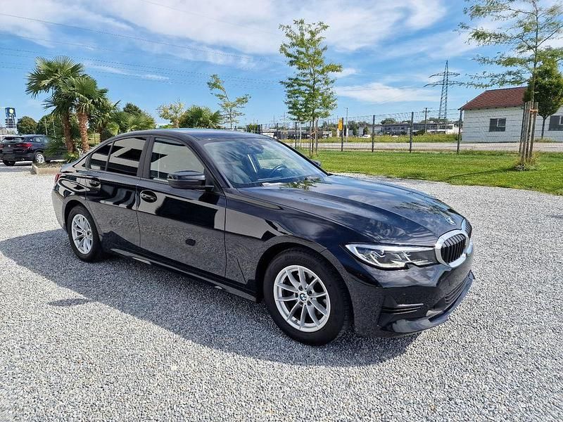 Black sapphire metallic Gebraucht 2022 BMW 320 Advantage Limousine | 25.900 € (Guter Preis) - Bild 1/4