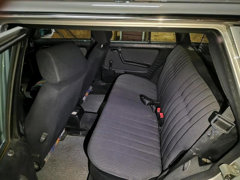 Gebraucht Mercedes E280 185 PS (136 kW) 1983 Silber Kombi