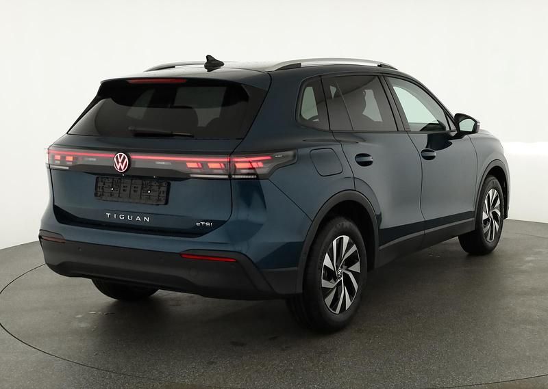 Nightshadeblue metallic Neu 2025 VW Tiguan Life SUV | 38.684 € (Etwas zu teuer) - Bild 1/4