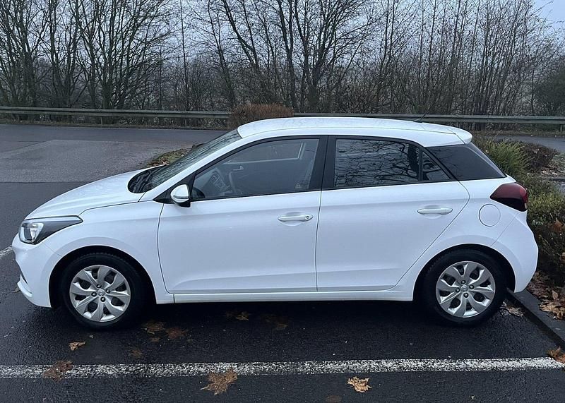 Weiß Gebraucht 2018 Hyundai i20 Kleinwagen | 7.900 € (Fairer Preis) - Bild 1/4