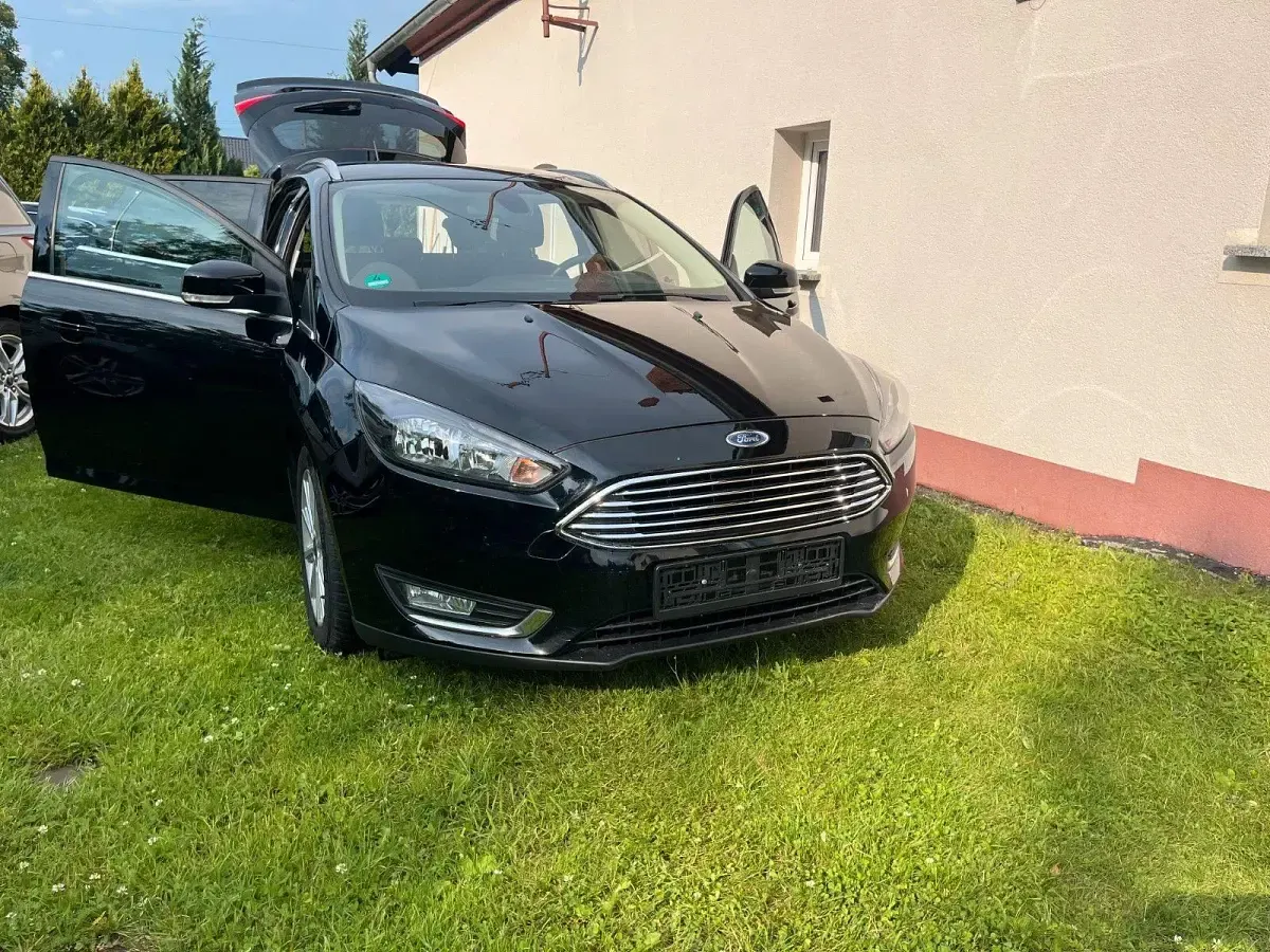 Gebraucht Ford Focus Titanium 125 PS (91 kW) 2017 Schwarz Kombi