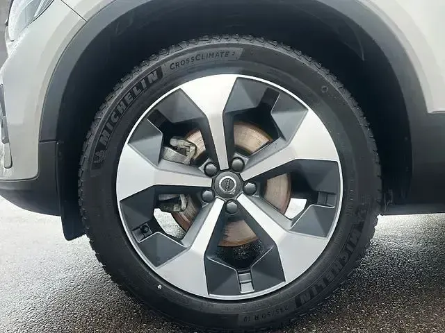Gebraucht Volvo XC40 Core 163 PS (119 kW) 2024 Silver dawn SUV