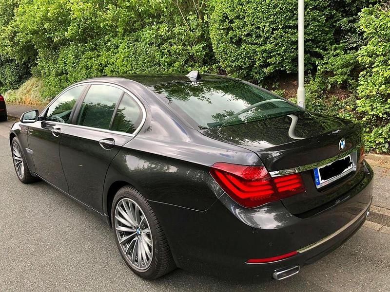 Second-hand BMW 740 313 CP (230 kW) 2013 Gri Berlinǎ