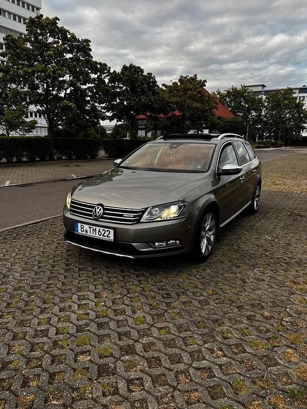 Braun Gebraucht 2013 VW Passat Alltrack Kombi | 9.500 € (Guter Preis) - Bild 1/4