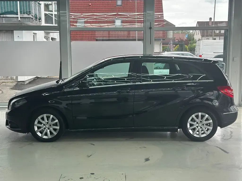 Gebraucht Mercedes B180 122 PS (89 kW) 2012 Schwarz Kleinwagen