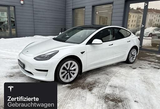 Weiß Gebraucht 2022 Tesla Model 3 Standard Range Limousine | 28.200 € (Fairer Preis) - Bild 1/4