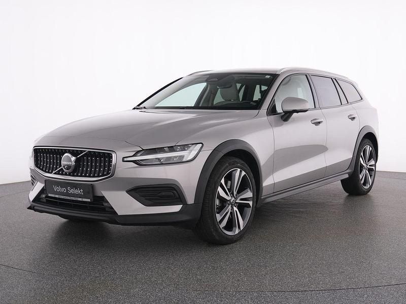 Gebraucht Volvo V60 CC Plus 197 PS (144 kW) 2023 Silber silver dawn / metallic Kombi