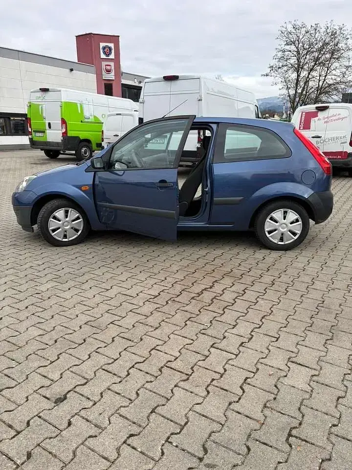 Gebraucht Ford Fiesta Ambiente 60 PS (44 kW) 2005 Blau Kleinwagen