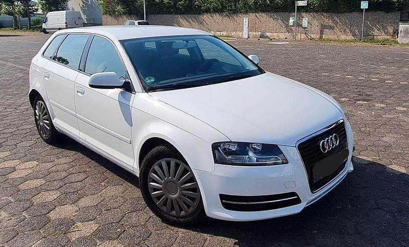Weiß Gebraucht 2010 Audi A3 Sportback Attraction Limousine | 7.490 € (Fairer Preis) - Bild 1/4