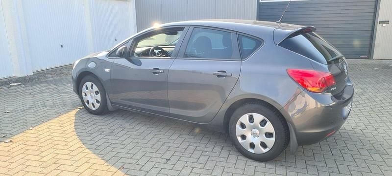 Gebraucht Opel Astra 115 PS (84 kW) 2011 Braun Limousine