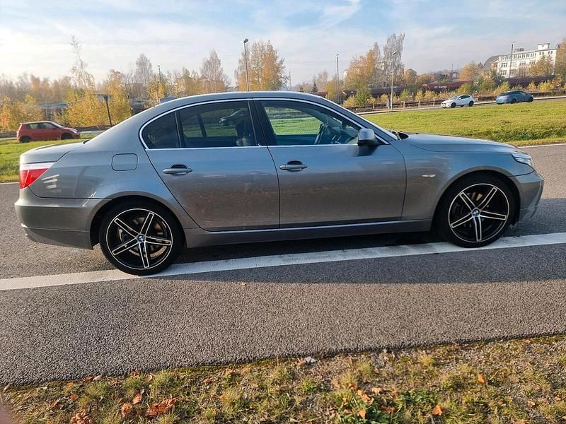 Grau Gebraucht 2009 BMW 530 Limousine | 8.100 € (Teuer) - Bild 1/4