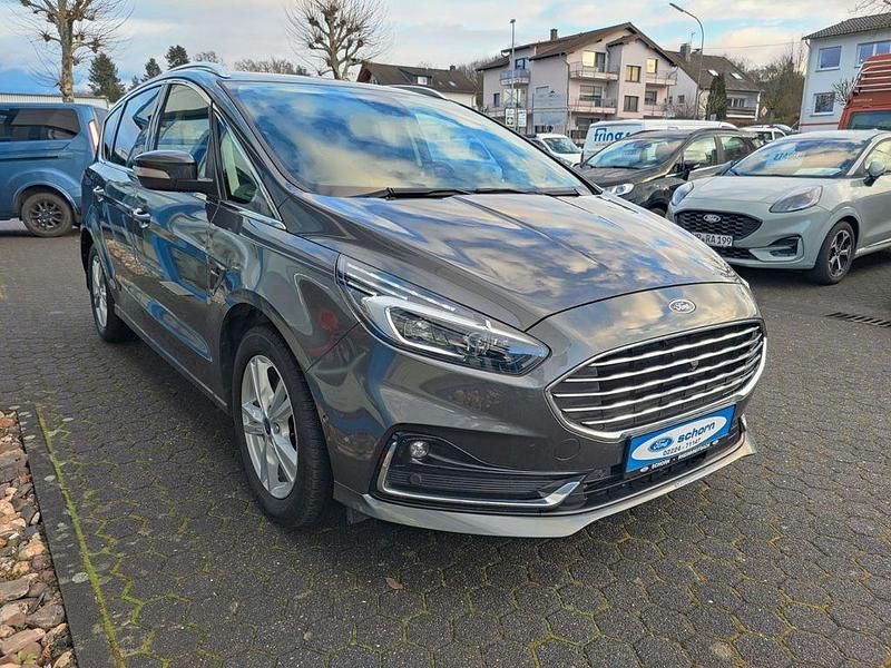 Grau Gebraucht 2023 Ford S-MAX Titanium Van / Kleinbus | 25.990 € (Fairer Preis) - Bild 1/4