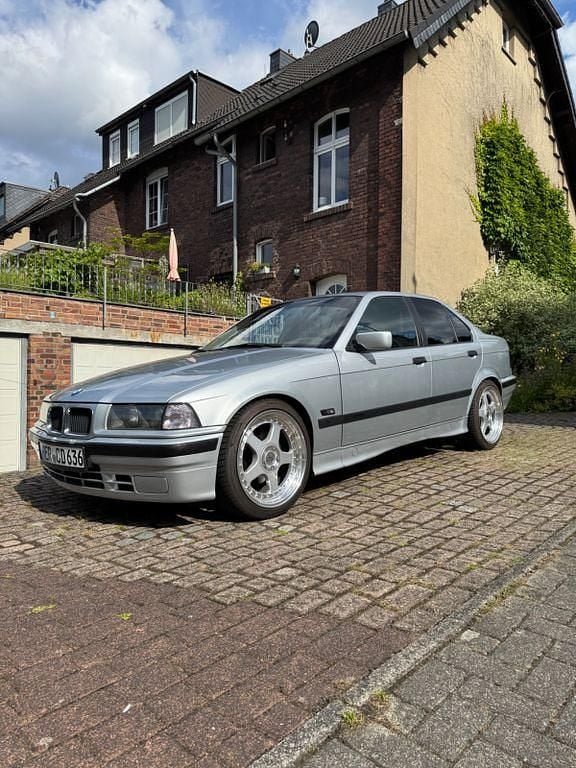 Silber Gebraucht 1994 BMW 316 Performance Limousine | 4.500 € - Bild 1/4