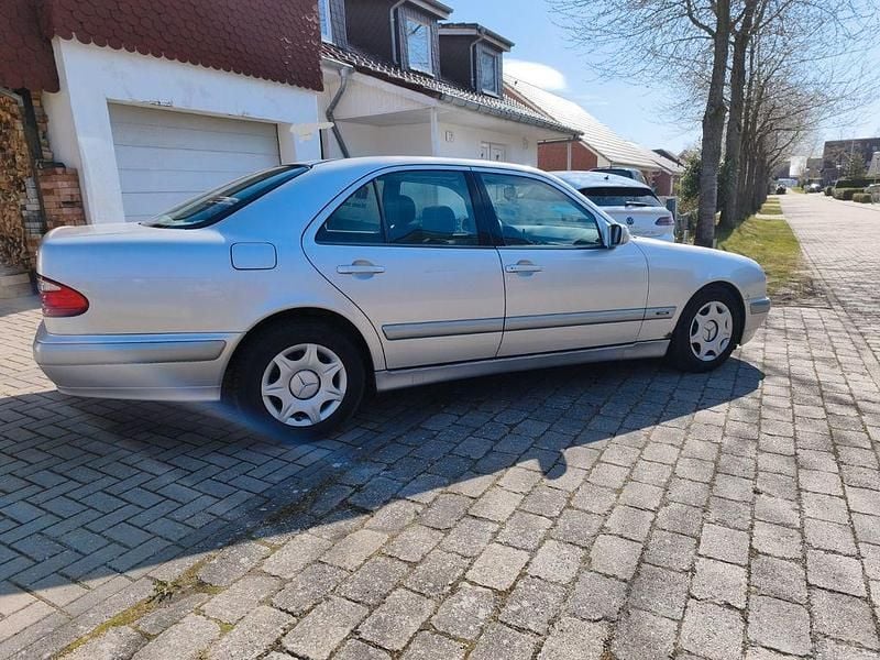 Gebraucht Mercedes E220 143 PS (105 kW) 2001 Silber Limousine