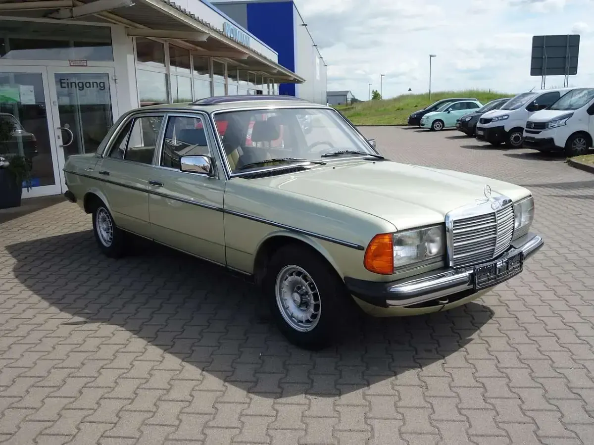 Gebraucht Mercedes E230 136 PS (100 kW) 1982 Grünmetallic Limousine