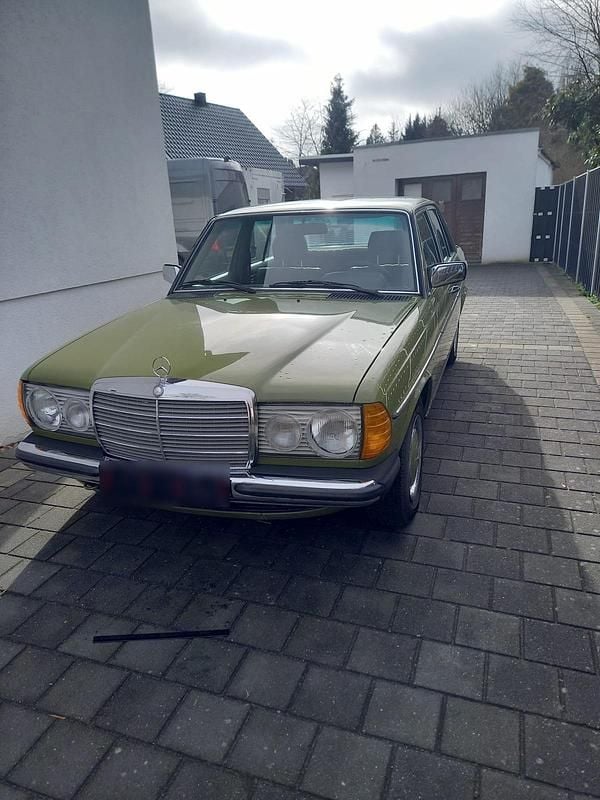 Gebraucht Mercedes 240 72 PS (52 kW) 1981 Grün Limousine