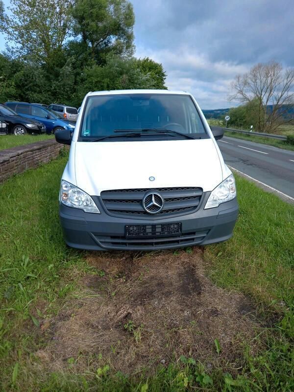 Weiß Gebraucht 2012 Mercedes Vito Van / Kleinbus | 11.600 € - Bild 1/4