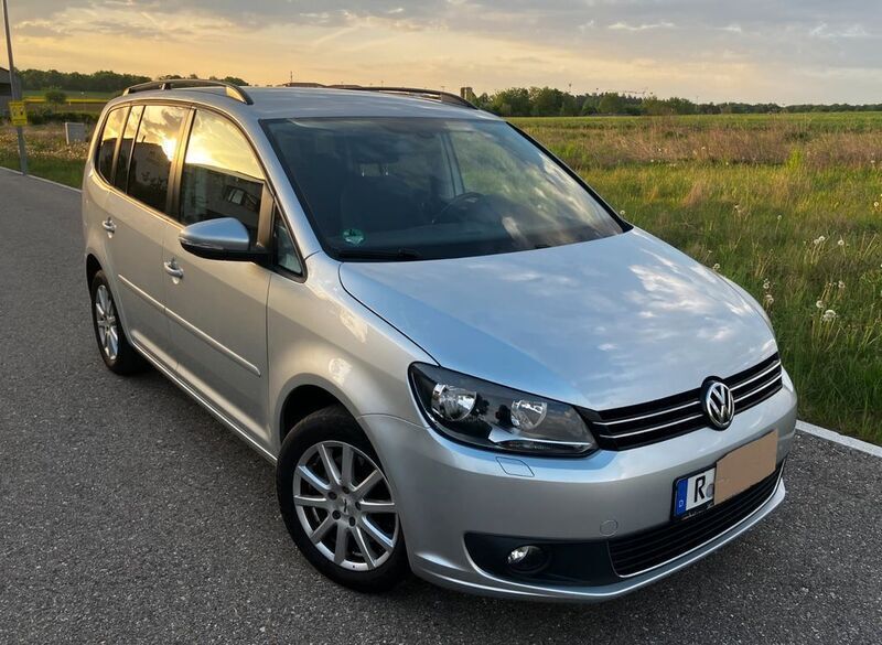Silber Gebraucht 2015 VW Touran Comfortline Van / Kleinbus | 9.950 € (Superpreis) - Bild 1/4
