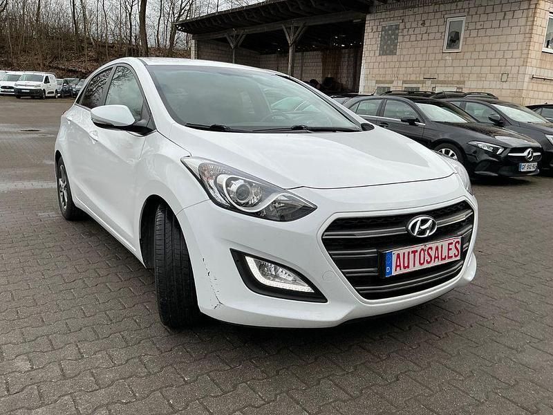 Gebraucht Hyundai i30 Edition 110 PS (80 kW) 2016 Weiß Limousine