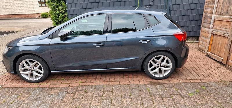 Grau Gebraucht 2021 Seat Ibiza FR Limousine | 16.500 € (Fairer Preis) - Bild 1/4