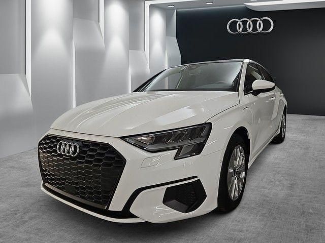 Ibisweiß Gebraucht 2022 Audi A3 Basis Limousine | 27.990 € (Teuer) - Bild 1/4
