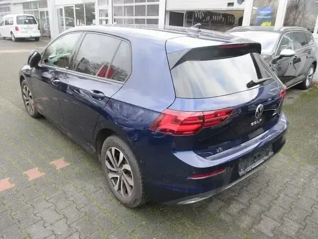 Gebraucht VW Golf VII Life 150 PS (110 kW) 2021 Blau Kleinwagen