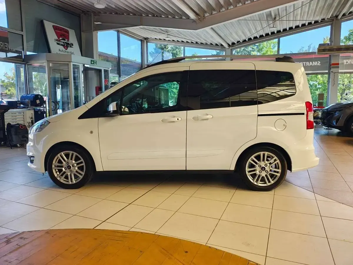 Gebraucht Ford Tourneo Courier Titanium 101 PS (74 kW) 2016 Frostweiß Van / Kleinbus