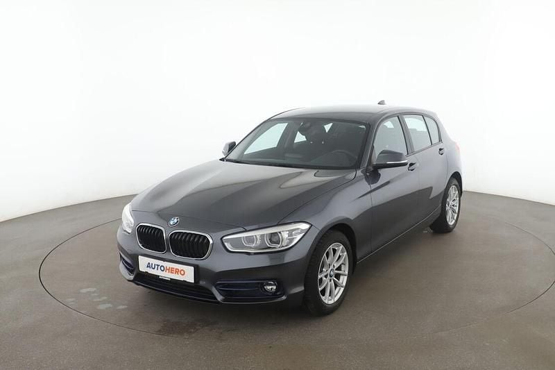 Grau Gebraucht 2018 BMW 118 Sport Line Kleinwagen | 17.470 € (Fairer Preis) - Bild 1/3